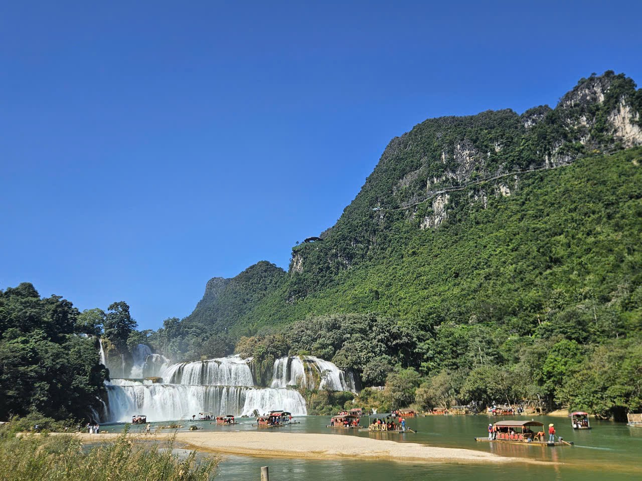 Du lịch nội địa lên ngôi - Ảnh 1. Du lịch nội địa lên ngôi - Ảnh 1.