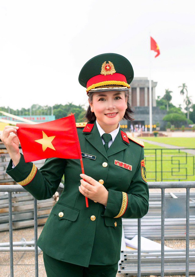 Dù sắp ở tuổi hưu nhưng nhan sắc của nữ NSND mang quân hàm Đại tá vẫn rất tươi trẻ - 1