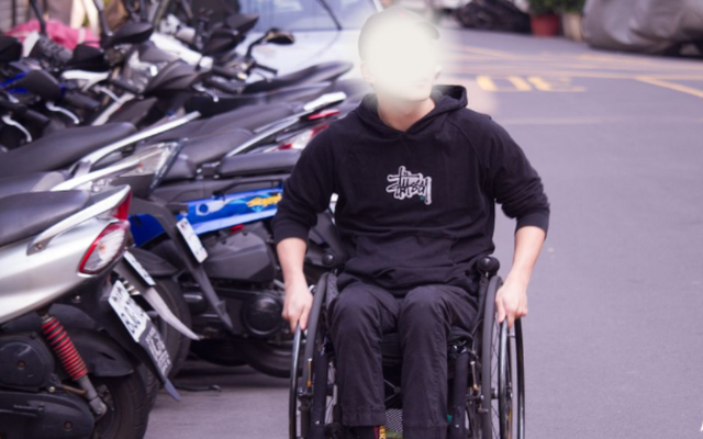 Đưa 185 tỷ đồng tiền đền bù bảo hiểm cho cha mẹ giữ hộ, người con tàn tật chết lặng khi phát hiện ra sự thật- Ảnh 1.