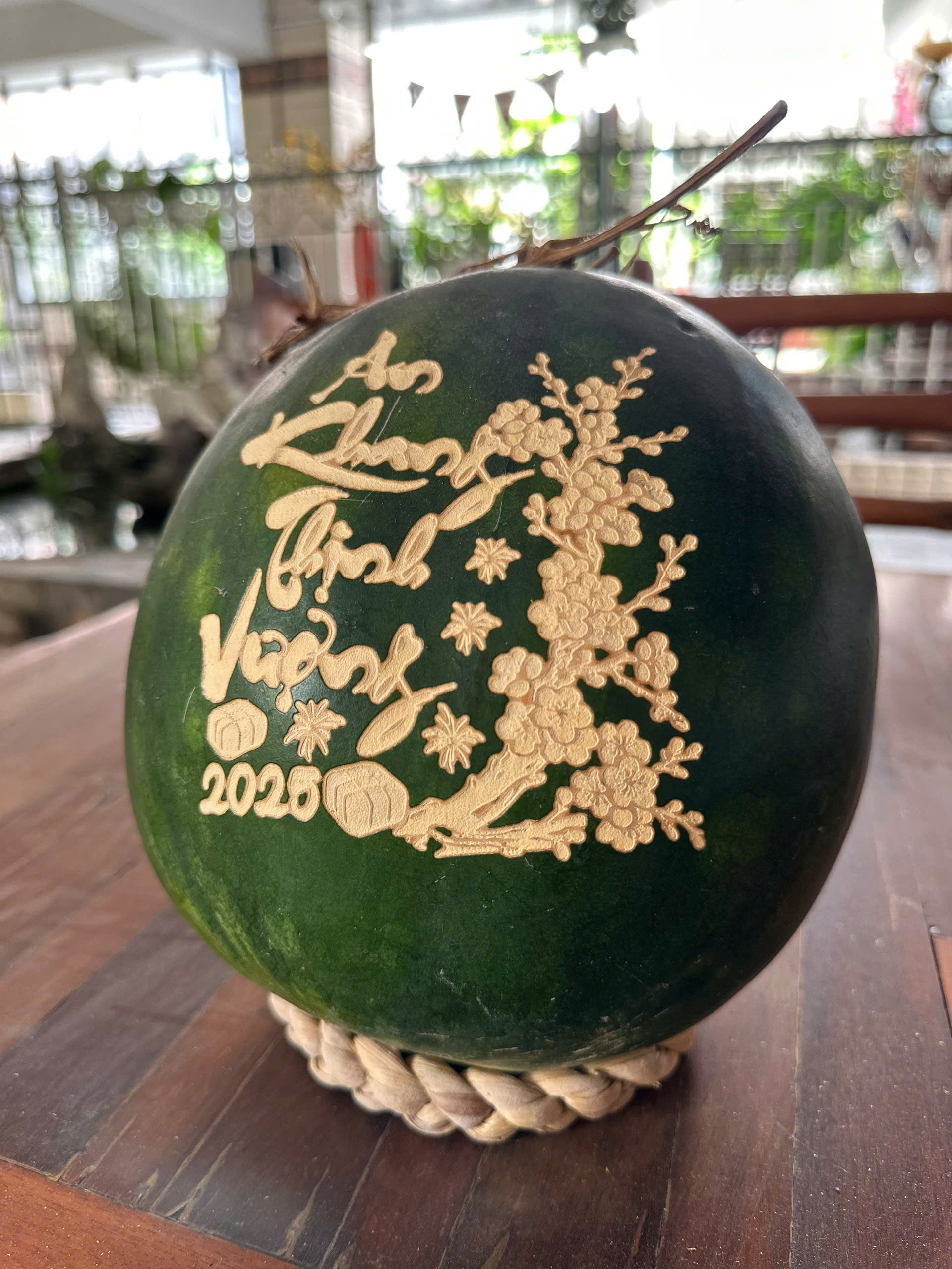 Sốc: Dưa hấu chưng tết nửa năm vẫn tươi nguyên- Ảnh 1. Sốc: Dưa hấu chưng tết nửa năm vẫn tươi nguyên- Ảnh 1.