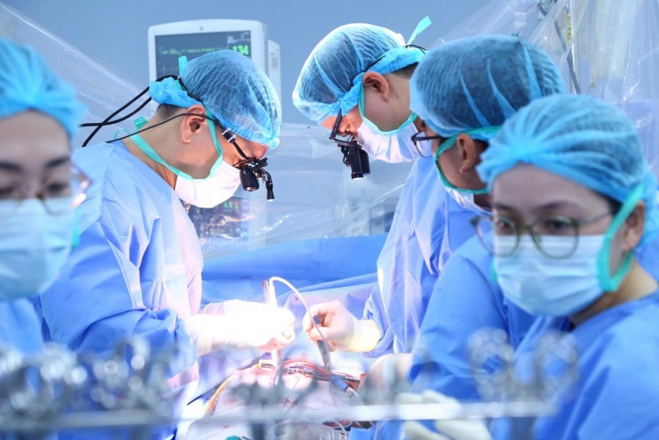 Ca phẫu thuật lấy tim do TS.BS Cao Đằng Khang – Trưởng khoa Phẫu thuật Tim Bệnh viện Đại học Y Dược TPHCM thực hiện.