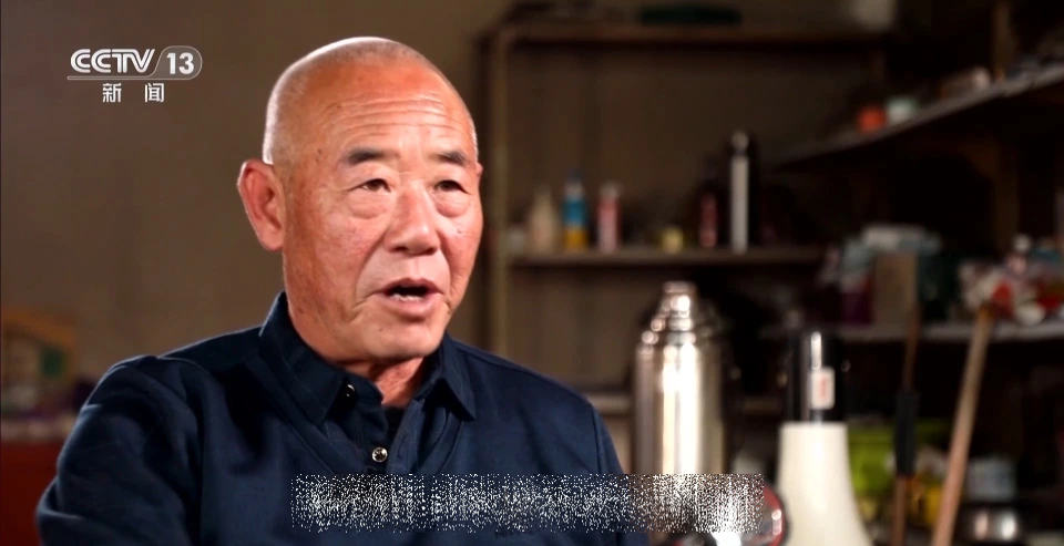 Đúng 11h20p trưa, người đàn ông thực hiện 1 cuộc gọi định mệnh khiến nửa tiếng sau, cả làng vừa khóc vừa cảm ơn rối rít- Ảnh 1.