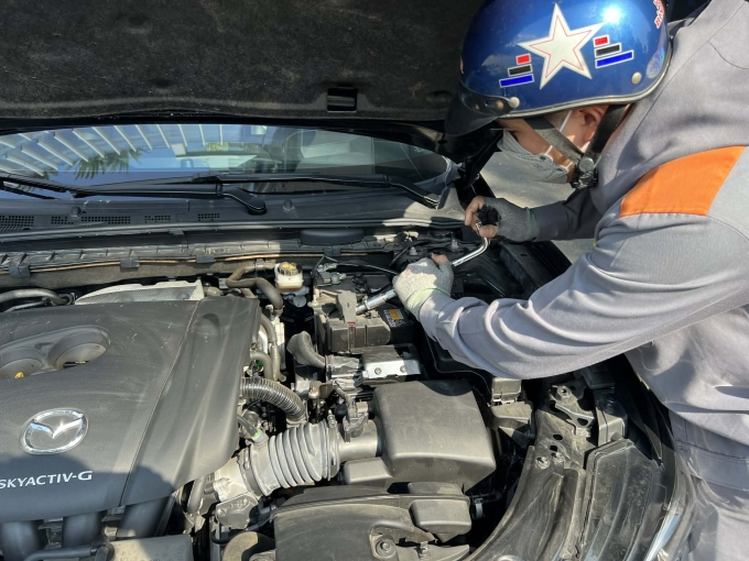 Xe có tính năng Start/Stop đang thay ắc-quy AGM. Ảnh: Hồ Tân