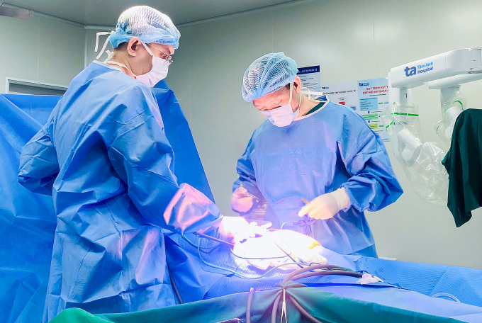 Bác sĩ Cương (phải) phẫu thuật cắt tuyến tiền liệt tận gốc cho ông Thương với sự hỗ trợ của robot Da Vinci Xi. Ảnh: Bệnh viện Đa khoa Tâm Anh