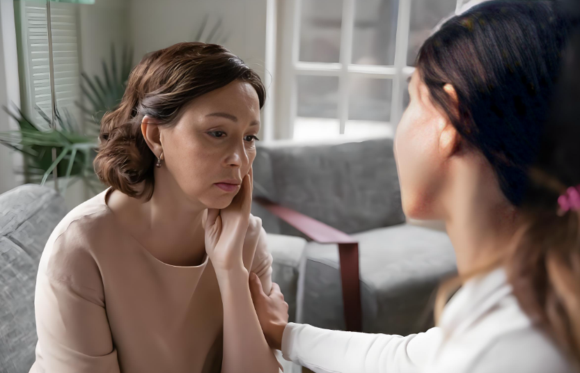 Đứng sau cánh cửa, nghe được 2 đứa con riêng của chồng nói chuyện mà tôi sốc đến mức ngã quỵ- Ảnh 1.