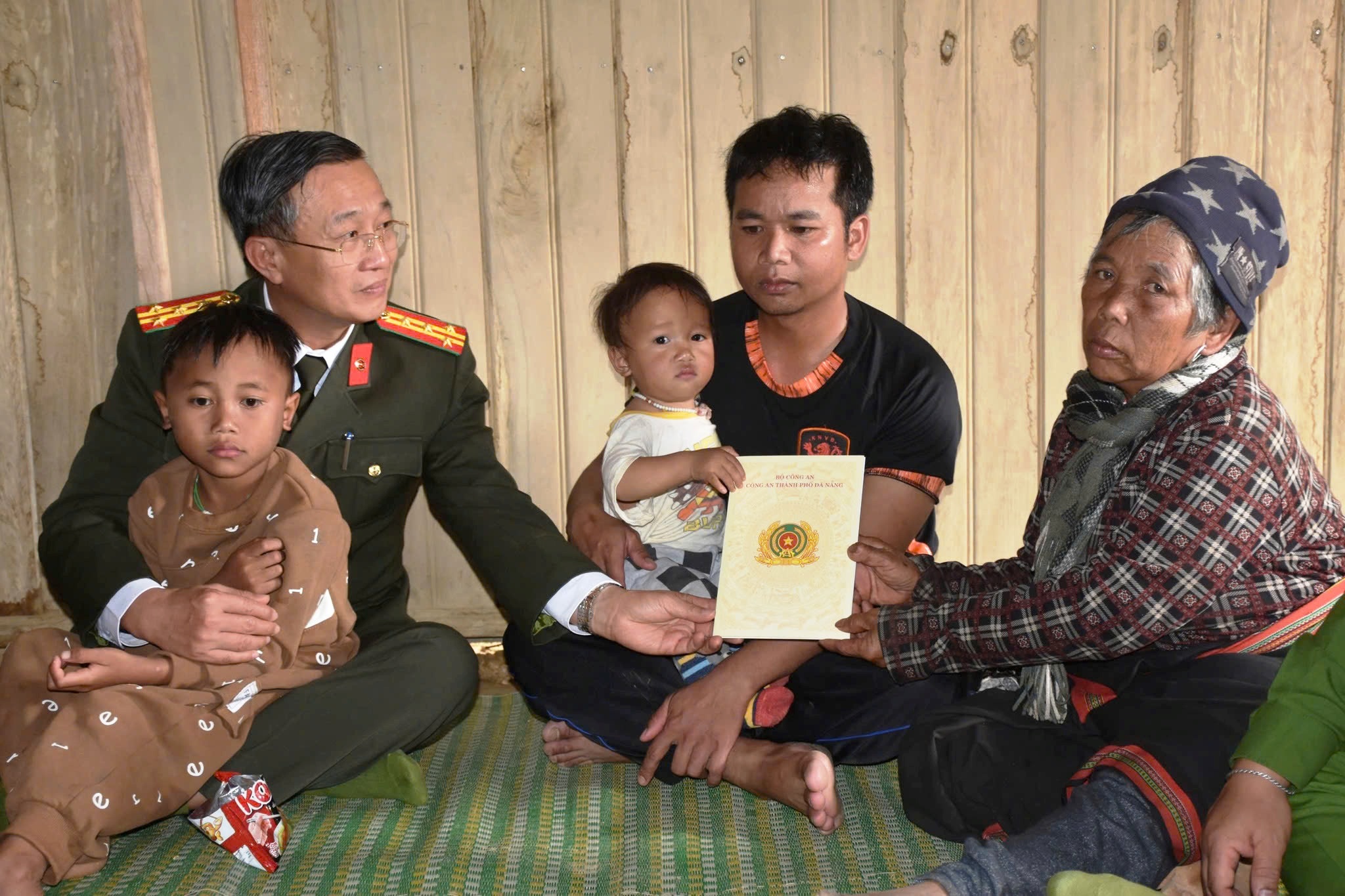 Dừng tìm kiếm tung tích vợ chồng công an viên mất tích do sạt lở núi- Ảnh 1.