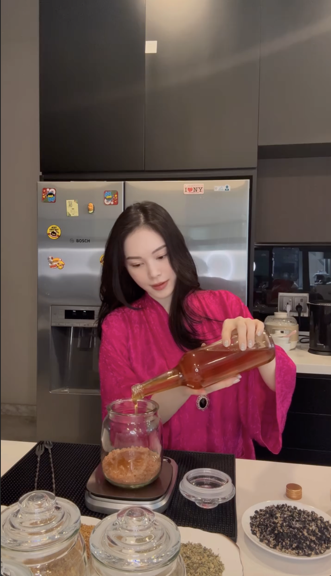 Được bố chồng tỷ phú gửi đồ quý, Linh Rin xắn tay áo chế biến bí kíp đẹp da- Ảnh 1.