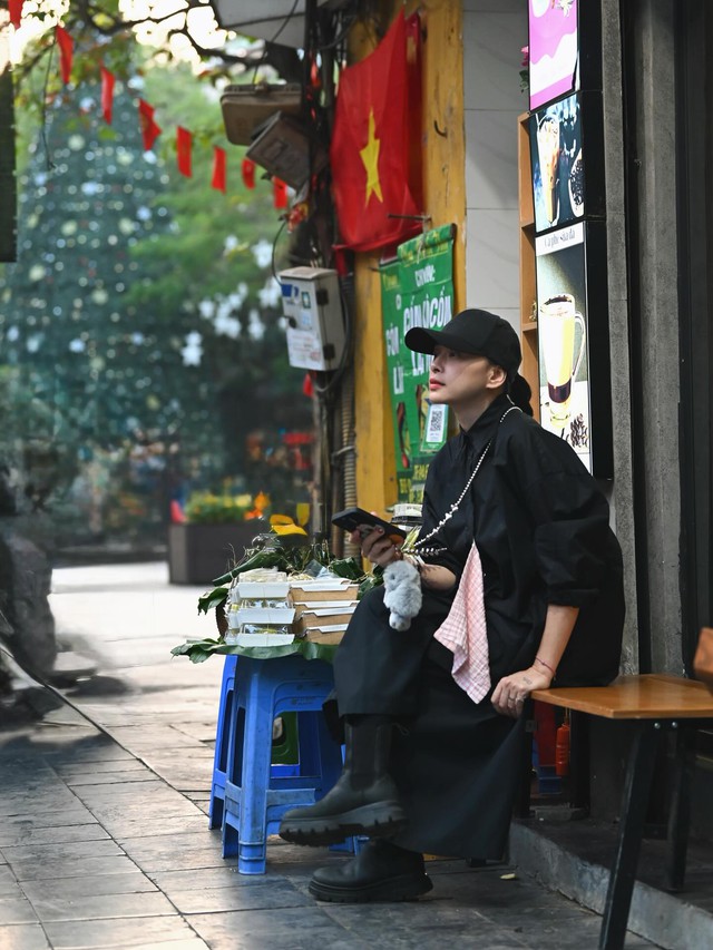 Được chồng chăm sóc sau sinh, "đả nữ màn ảnh Việt" có sắc vóc ra sao? 1 Ngô Thanh Vân được xem là đả nữ màn ảnh Việt với các phim như: Dòng máu anh hùng, Bẫy rồng, Hai Phượng. Hiện tại, cô có cuộc sống hôn nhân bình yên bên chồng Huy Trần và con gái 5 tháng tuổi. Mới đây, Ngô Thanh Vân gây sốt khi xuất hiện trên phố cổ Hà Nội với diện mạo thon gọn và khỏe khoắn sau sinh con 5 tháng.