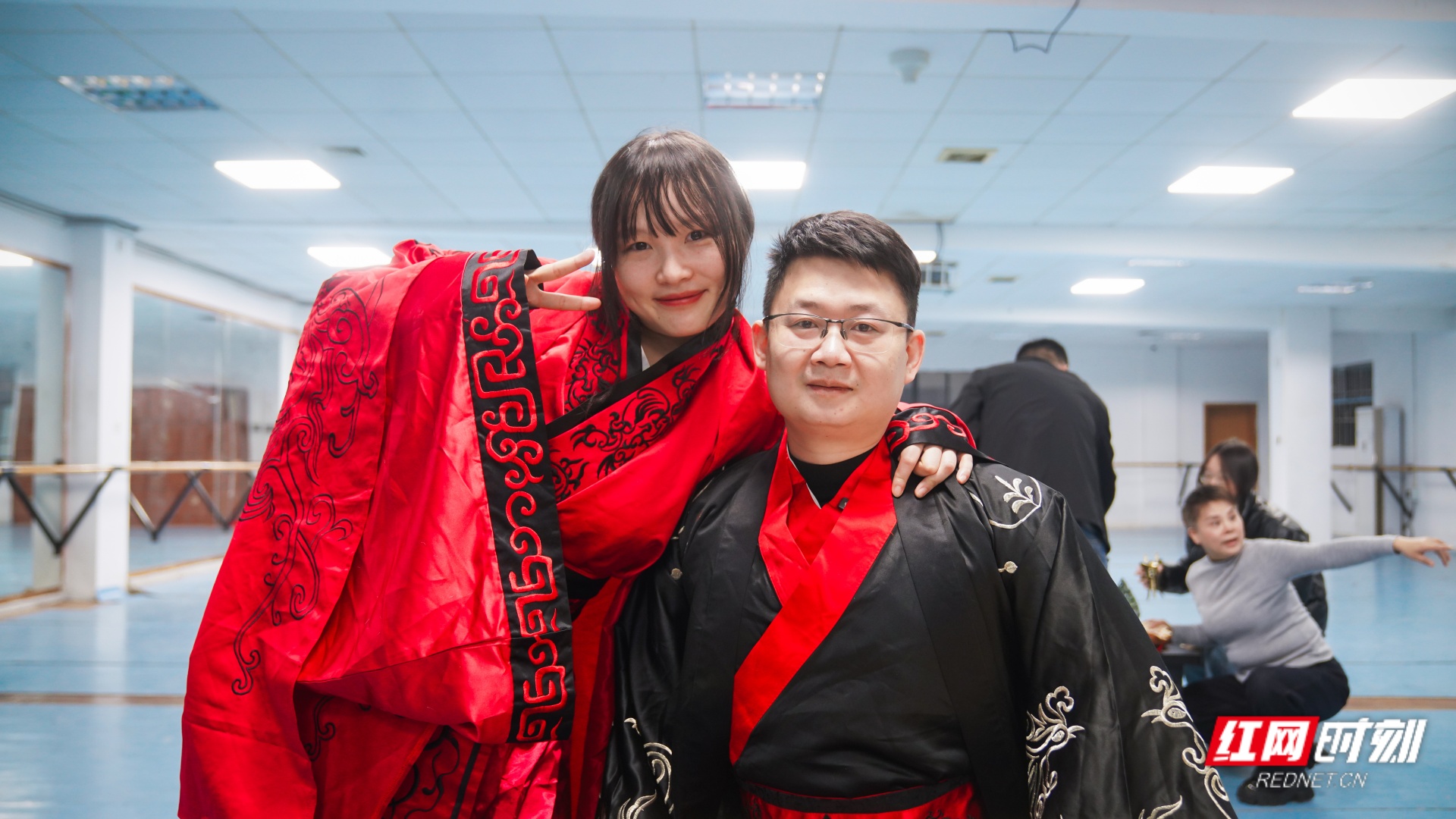 Được cứu sống khỏi đống đổ nát của trận động đất, 17 năm sau, cô bé năm nào bước vào lễ đường cùng chính người lính đã đưa mình ra ánh sáng- Ảnh 1. Được cứu sống khỏi đống đổ nát của trận động đất, 17 năm sau, cô bé năm nào bước vào lễ đường cùng chính người lính đã đưa mình ra ánh sáng- Ảnh 1.