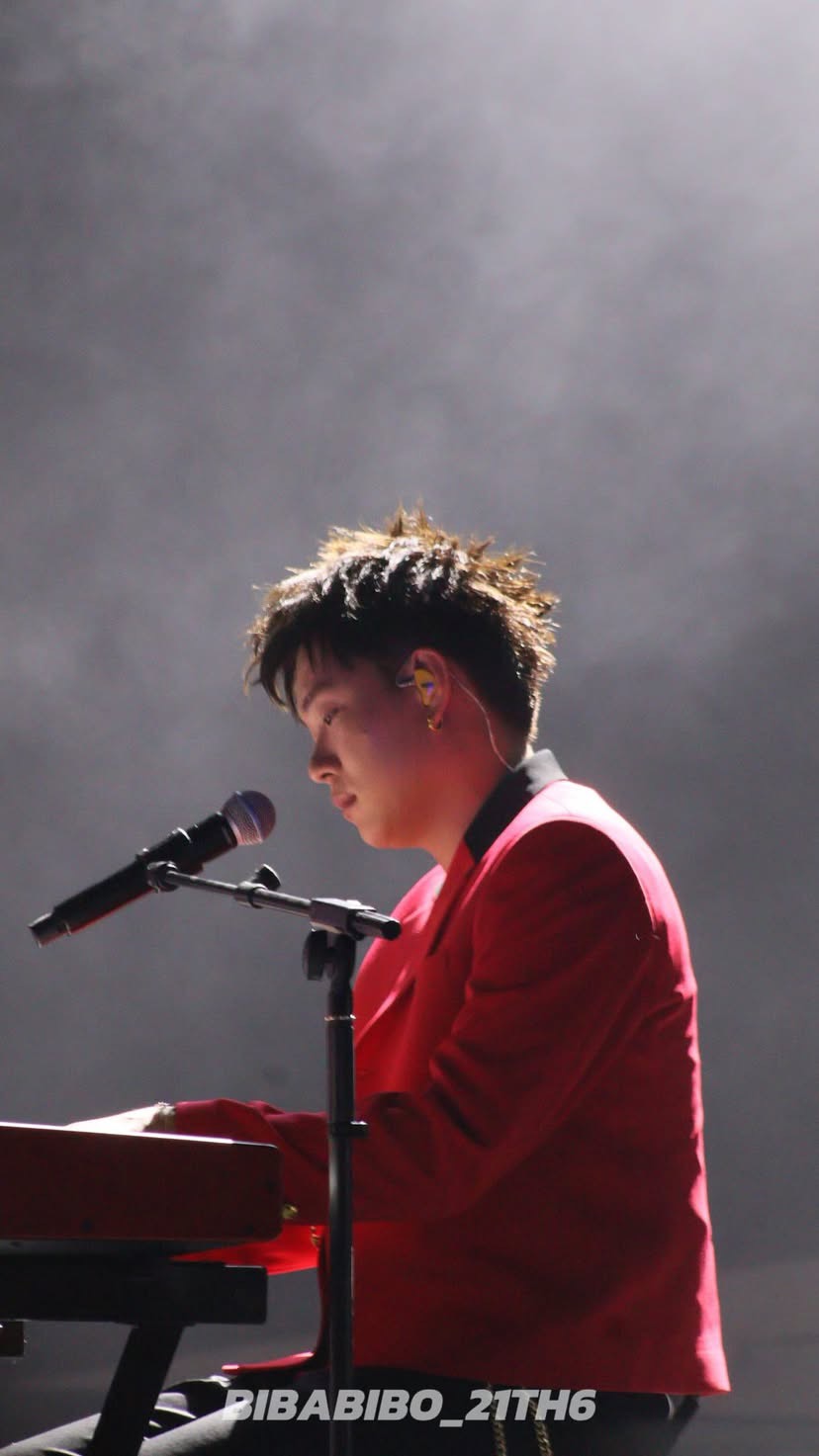 Dương Domic quỳ gối lạy fan- Ảnh 1. Dương Domic quỳ gối lạy fan- Ảnh 1.