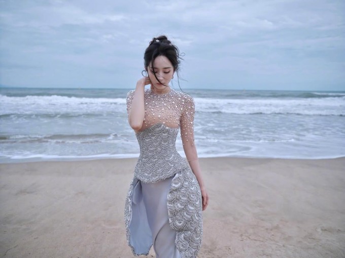 Sina nhận xét Dương Mịch có đường cong tinh tế chứ không mang dáng vẻ mảnh khảnh thiếu sức sống. Ảnh: Instagram yangmi