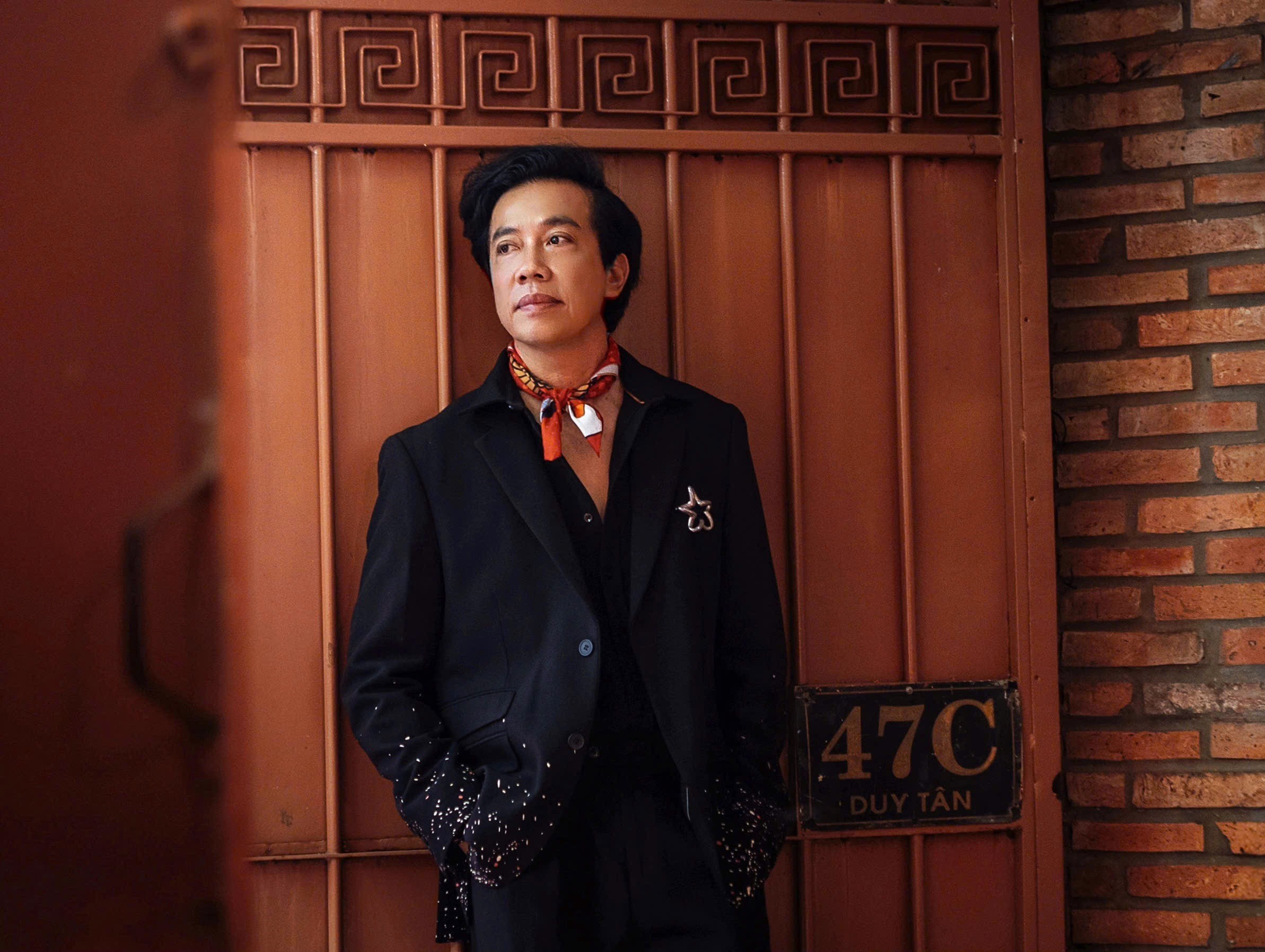 Dương Tấn Sơn từ đĩa than Xin Mặt Trời Ngủ Yên đến đêm nhạc Hãy Yêu Nhau Đi 1 duong-tan-son-18-1766044480.jpg