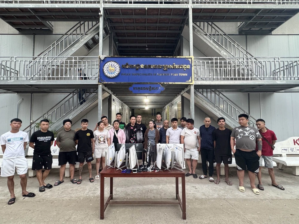 Các đối tượng và tang vật liên quan trong vụ án lua-dao3.jpg