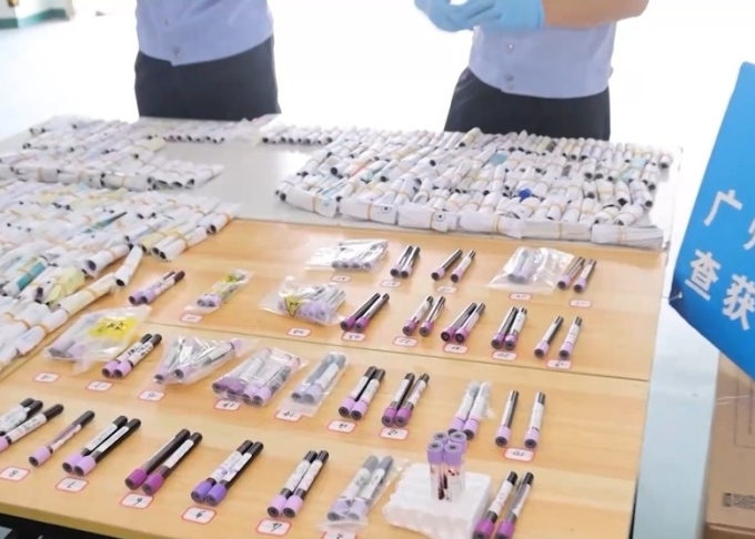 Các mẫu máu phụ nữ mang thai buôn lậu bị thu giữ. Ảnh: CCTV News