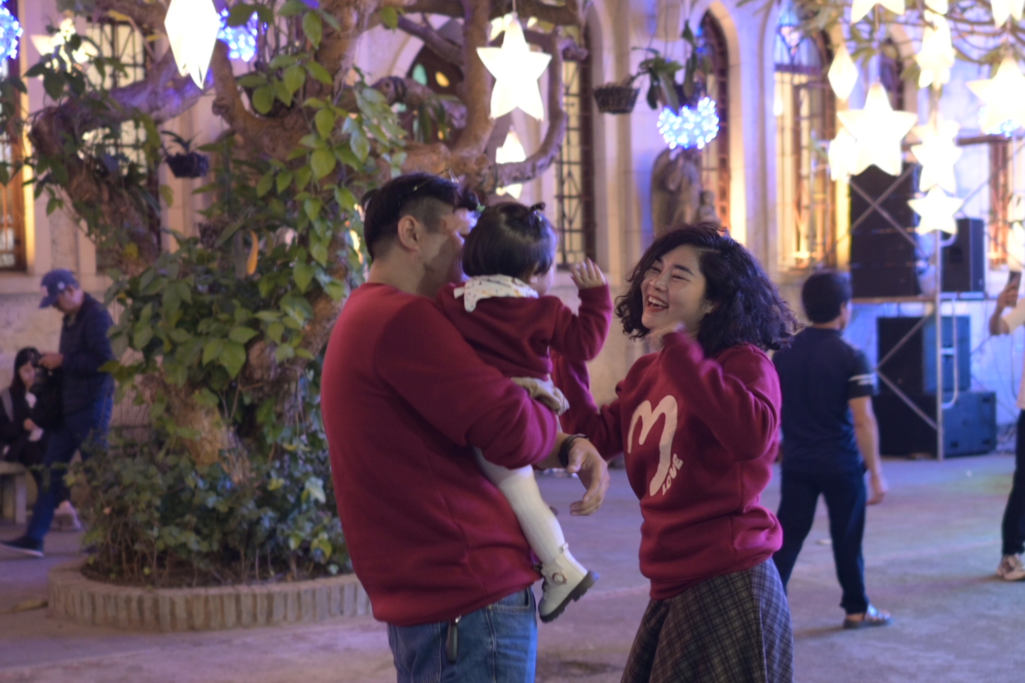 Hà Nội: Đường phố kẹt cứng, người dân đổ xô đi đón Giáng Sinh- Ảnh 1.