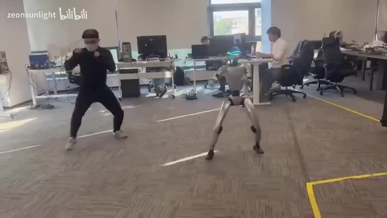 Elon Musk 'cười ra nước mắt' khi Unitree G1 đá người