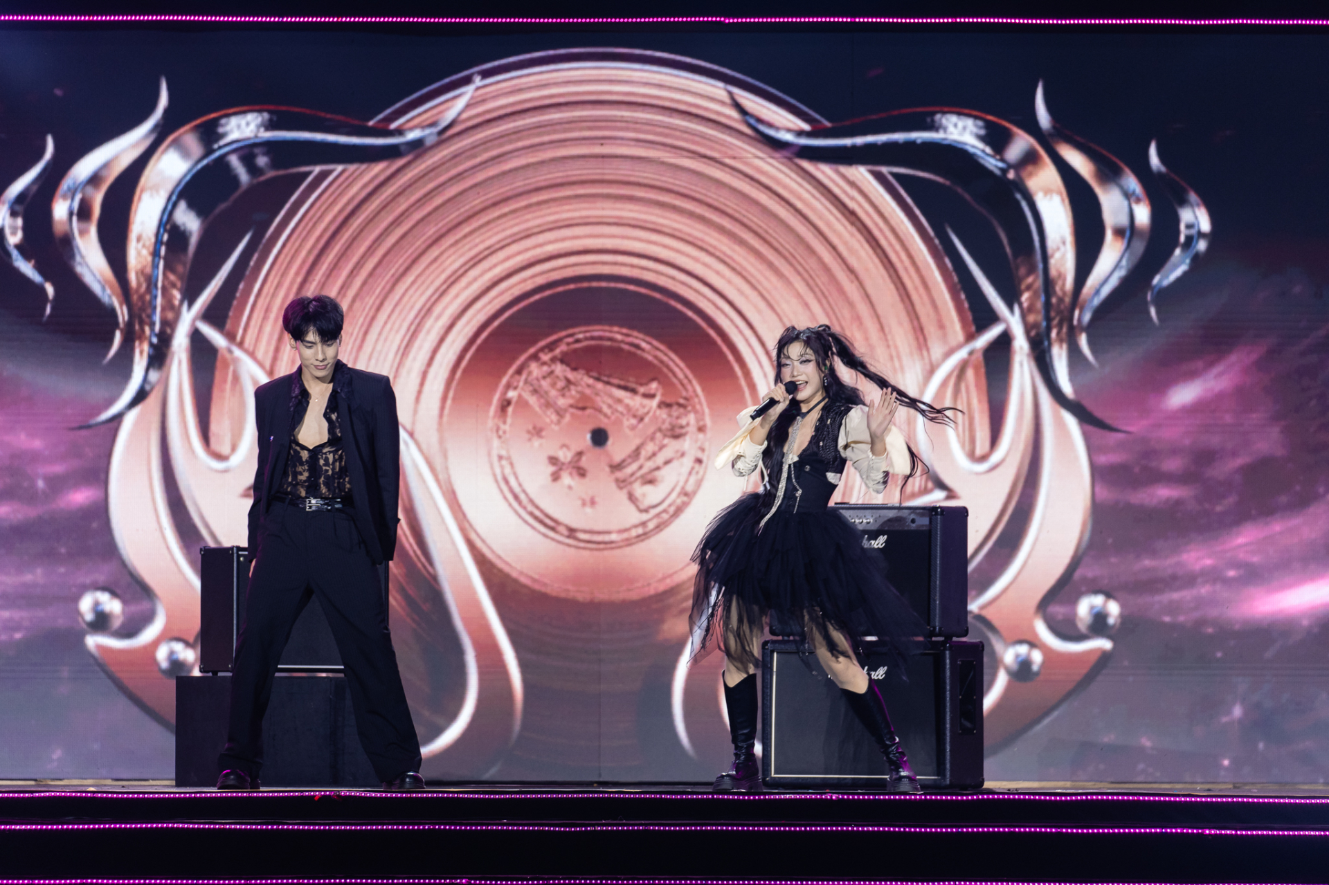 Em Xinh Chi Xê đẹp như nàng thơ, The Flob đốt cháy sân khấu WeYoung 2025 bằng năng lượng điên đảo- Ảnh 1.