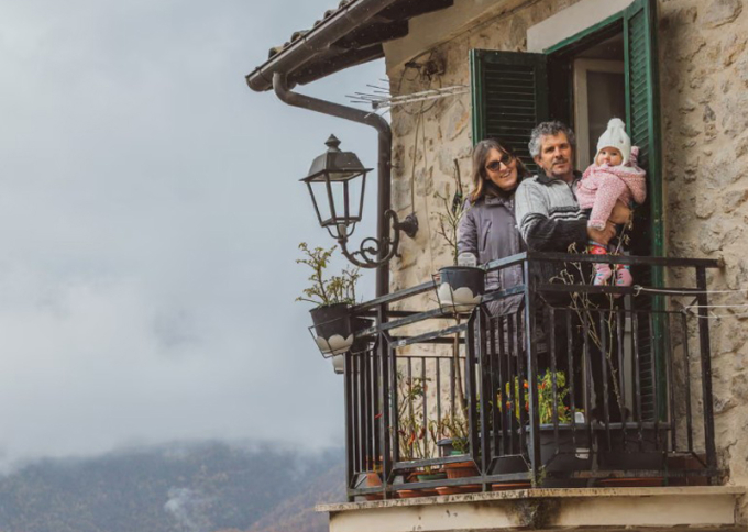 Cinzia Trabucco cùng chồng và con gái Lara trên ban công nhà. Ảnh: The Guardian