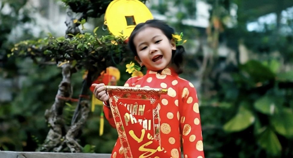 Em bé "triệu view" Bảo An phúng phính, đáng yêu ngày nào giờ dậy thì thành công với nhan sắc gây bất ngờ 5 Bảo An còn được mệnh danh là em bé triệu view khi sở hữu MV ca nhạc đầu tiên cán mốc 100 triệu lượt xem.