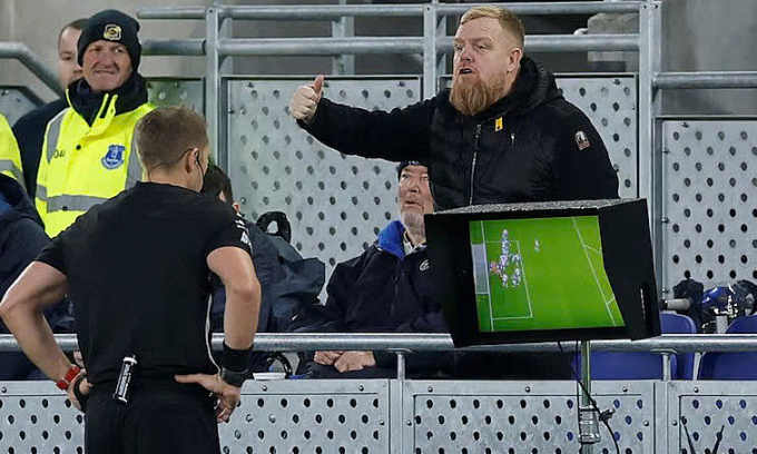 Trọng tài Craig Pawson kiểm tra màn hình VAR trong trận Everton gặp Tottenham ở Ngoại hạng Anh trên sân Hill Dickinson, thành phố Liverpool, Vương quốc Anh ngày 26/10/2025. Ảnh: Reuters