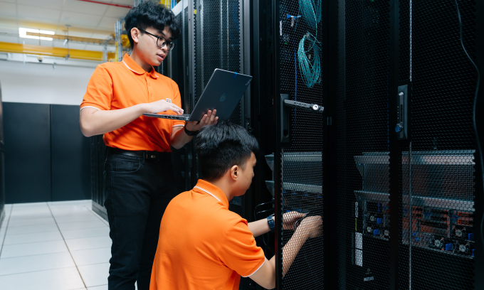 Nhân viên FPT bên trong một trung tâm dữ liệu. Ảnh: