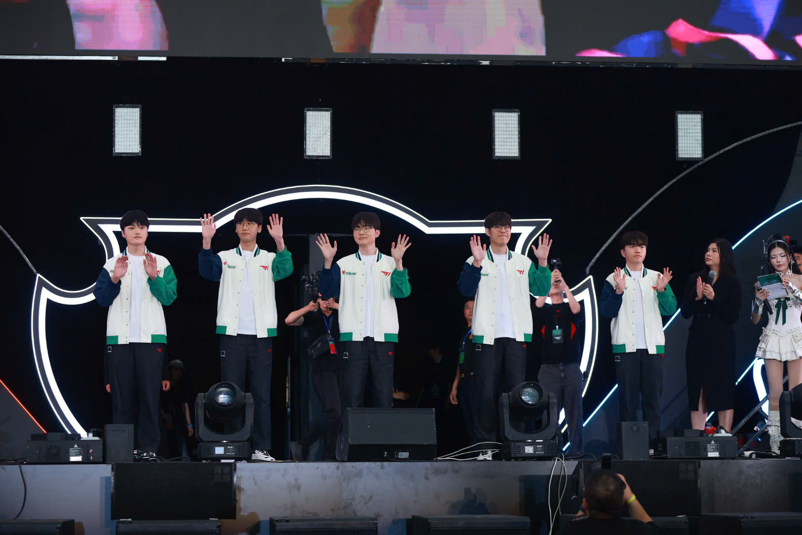 Faker chào “Tê Con” bằng tiếng Việt, fan “sĩ hết đời”- Ảnh 1.