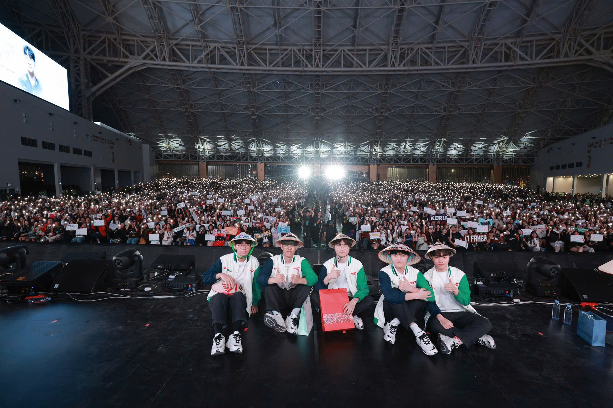 Fan meeting T1 - Dấu ấn một sự kiện hoành tráng gây nhiều tranh cãi, Ban tổ chức nói gì?- Ảnh 1. Fan meeting T1 - Dấu ấn một sự kiện hoành tráng gây nhiều tranh cãi, Ban tổ chức nói gì?- Ảnh 1.