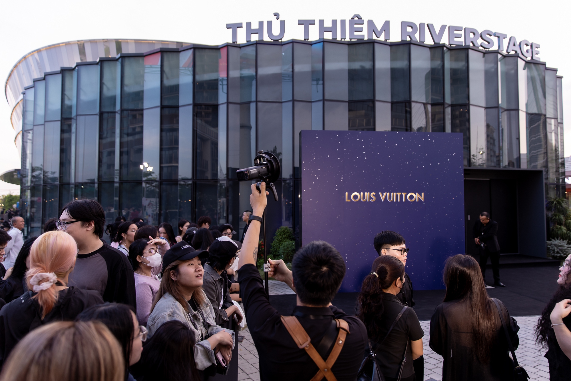 Siêu sự kiện Louis Vuitton: Fan phấn khích hô to “HIEUTHUHAI đẹp quá”, Tóc Tiên nay quá dịu- Ảnh 1. Siêu sự kiện Louis Vuitton: Fan phấn khích hô to “HIEUTHUHAI đẹp quá”, Tóc Tiên nay quá dịu- Ảnh 1.