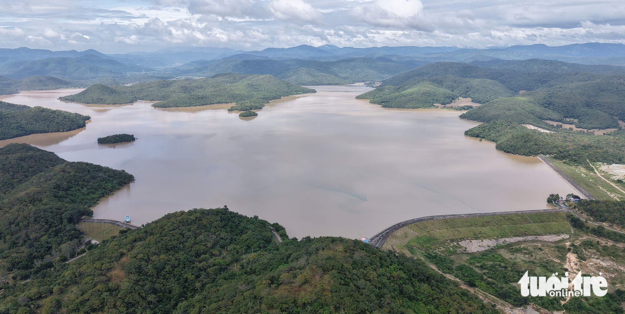 Flycam hai hồ thủy lợi Sông Quao, Lòng Sông vùng Bình Thuận cũ từng xả lũ kỷ lục 1 Flycam hai hồ thủy lợi Sông Quao, Lòng Sông vùng Bình Thuận cũ từng xả lũ kỷ lục - Ảnh 1.