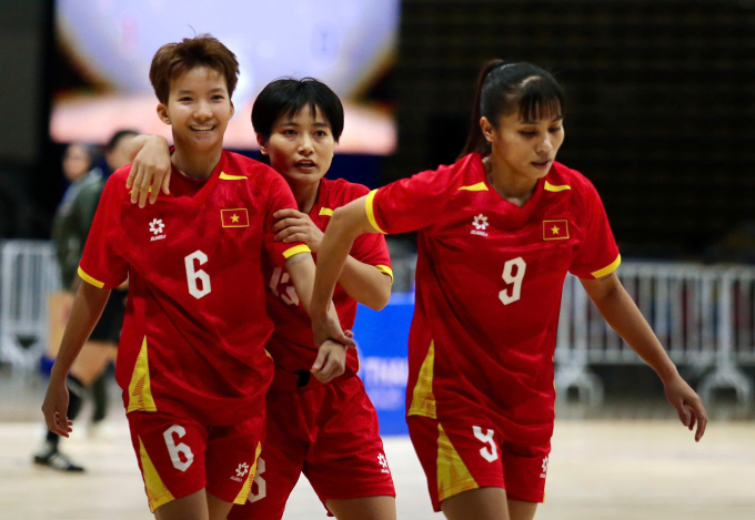 Lê Thị Thanh Ngân (số 6) ghi cú đúp trong trận Việt Nam thắng Indonesia 4-0 ở chung kết futsal nữ SEA Games 33, tại nhà thi đấu Đại học Bangkokthoburi ngày 18/12/2025. Ảnh: Đông Huyền
