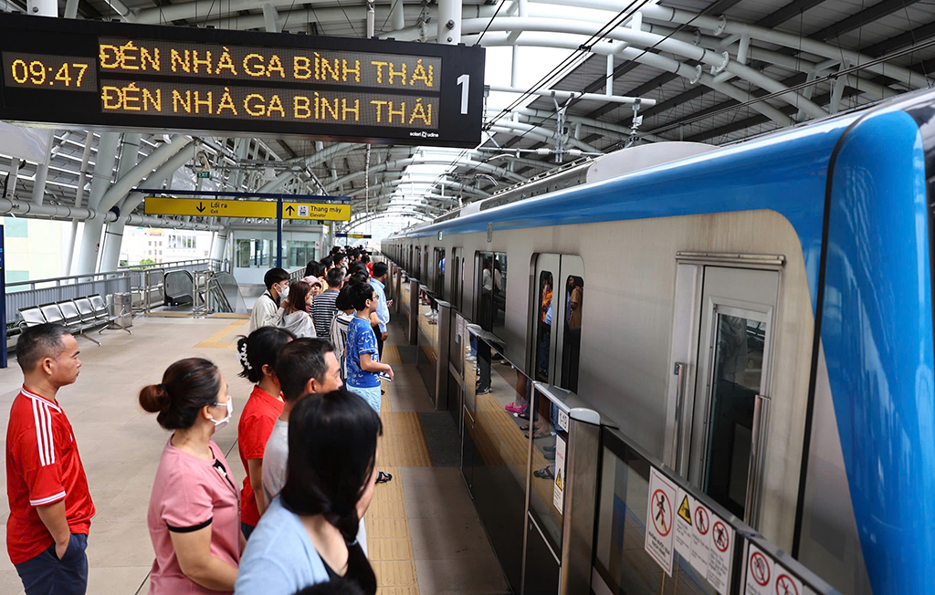 Gần 19 triệu lượt khách đi metro số 1 TP.HCM, vượt xa kỳ vọng 1 Khách đi metro số 1 TP.HCM gấp gần 1,5 lần dự báo, sáng chiều đều kín tàu - Ảnh 1.