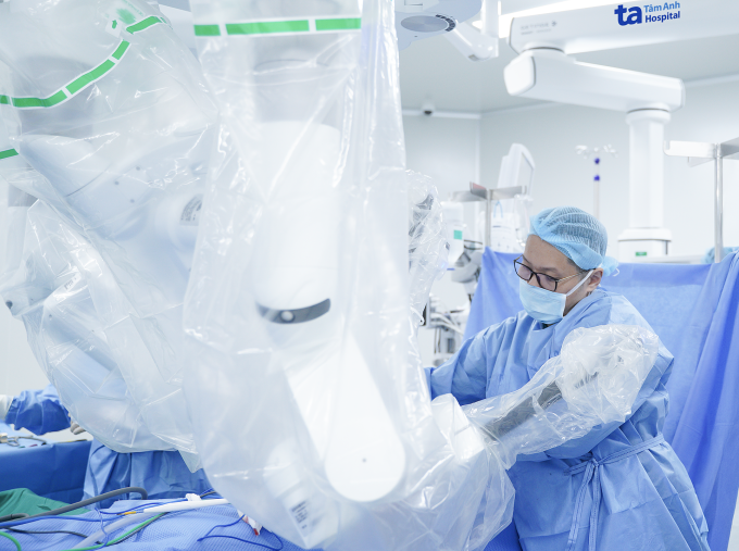 Bác sĩ Đức phẫu thuật u tuyến thượng thận cho ông Thành với sự hỗ trợ của robot Da Vinci Xi. Ảnh: Bệnh viện Đa khoa Tâm Anh