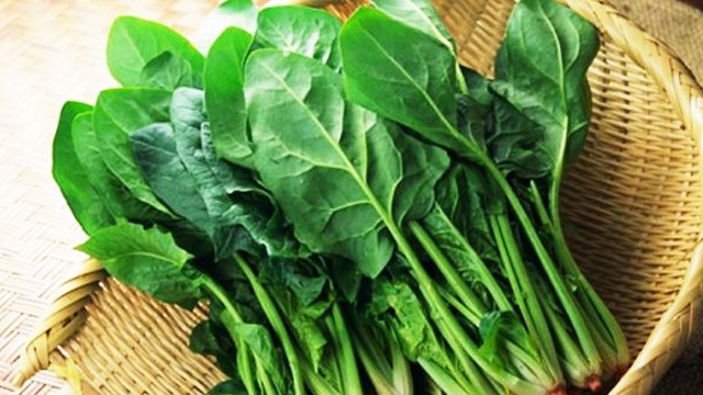 Gan nhiễm mỡ: 5 thực phẩm giúp bổ gan, giải độc tự nhiên 1 Rau lá xanh như rau bina chứa hàm lượng chất xơ cao cùng chất diệp lục – một hợp chất tự nhiên giúp cơ thể loại bỏ độc tố, tốt cho người gan nhiễm mỡ.