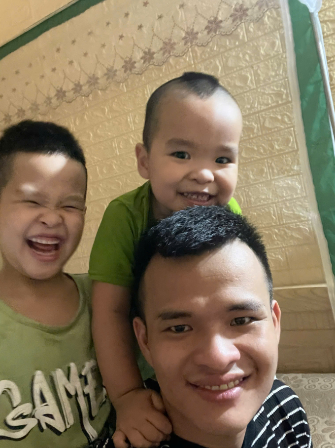 Nguyễn Văn Khương, 27 tuổi cùng hai con trai 5 tuổi và 3 tuổi tại thôn Cau Bi 2, xã Xuân Lãng, tỉnh Phú Thọ (Vĩnh Phúc cũ). Ảnh: Nhân vật cung cấp