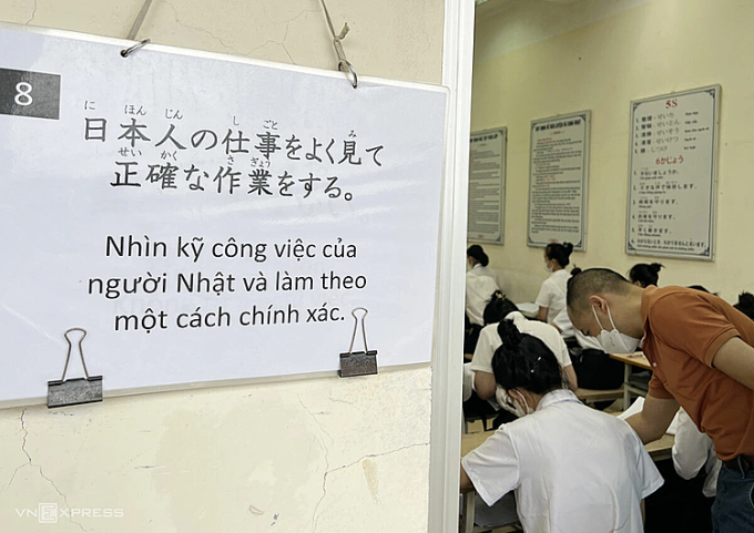 Bảng ghi nhớ bên ngoài một lớp đào tạo lao động đi làm việc tại Nhật Bản ở Hà Nội, tháng 5/2023. Ảnh: Hồng Chiêu