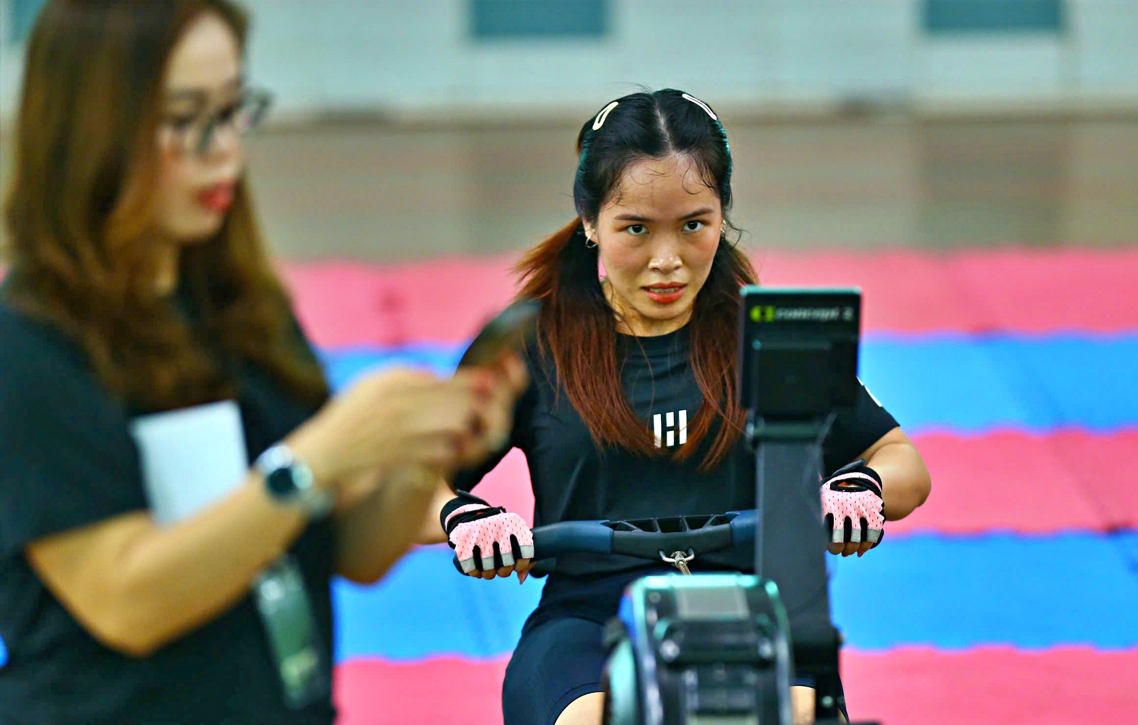 'Gánh tạ' cho ba mẹ thấy con gái thay đổi tích cực 1 gánh tạ - Ảnh 1.