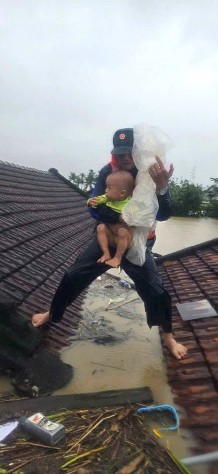 Gặp người lính bế em bé trên mái nhà giữa lũ dữ ở Đắk Lắk- Ảnh 1.