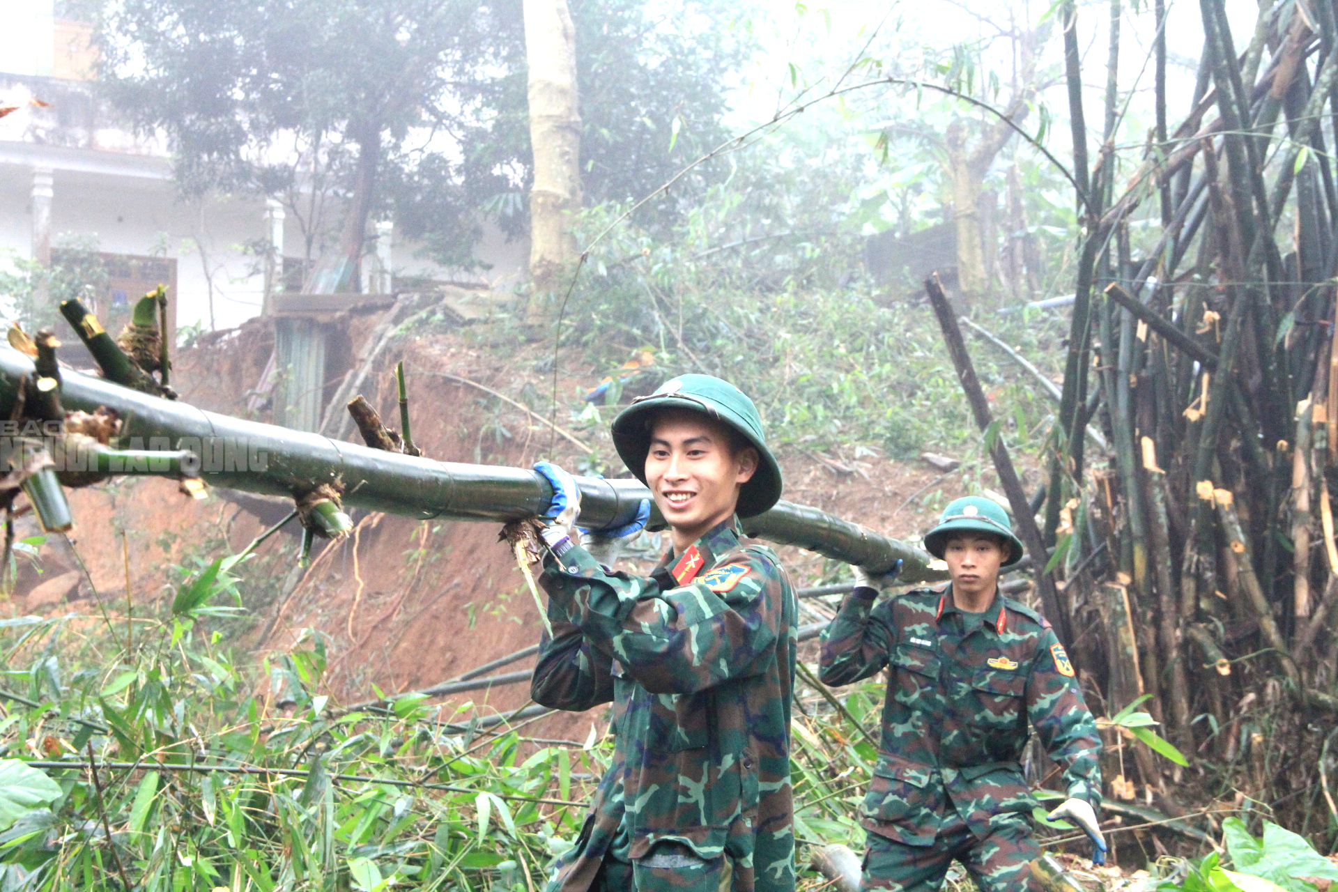 Công trình chống sụt trượt Khe Sanh khẩn trương triển khai giữa Sương mù dày đặc - Ảnh 1.