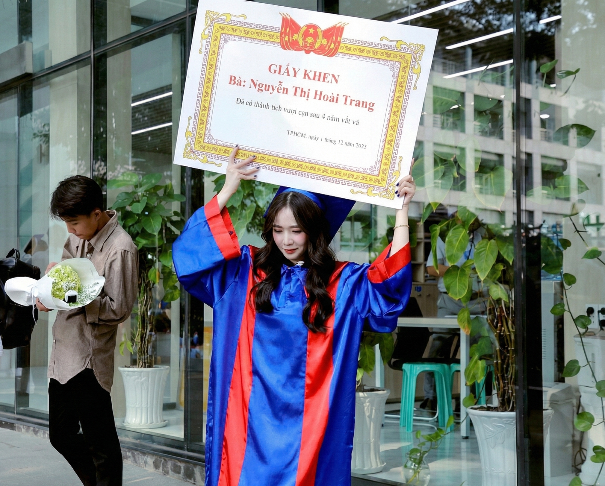 Gen Z ở TP.HCM đội mũ RTX, bê tráp cử nhân... mừng lễ tốt nghiệp - Ảnh 1.