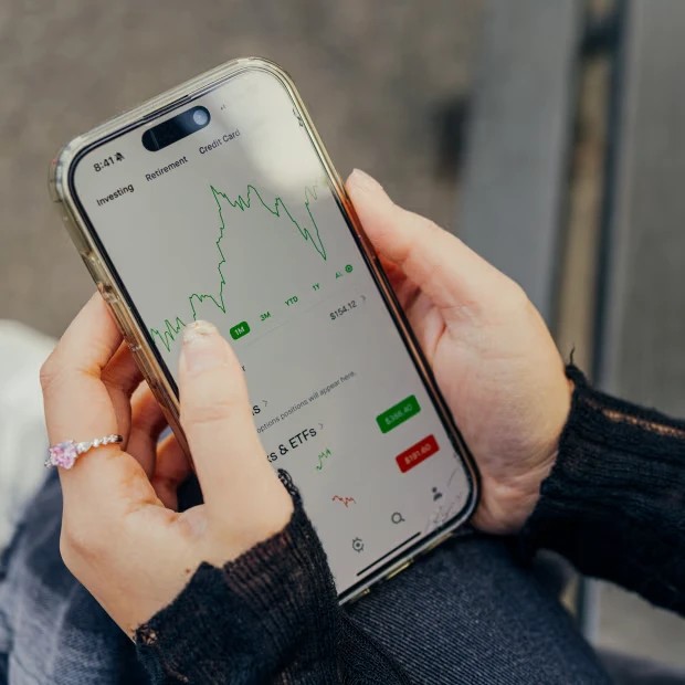 13 tuổi đã đầu tư chứng khoán: Gen Z tìm cách mua nhà, lãi kép và nghỉ hưu sớm trước cả bố mẹ- Ảnh 1.