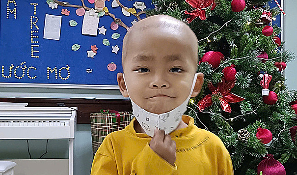 Bé Minh những ngày điều trị tại viện. Ảnh: Gia đình cung cấp