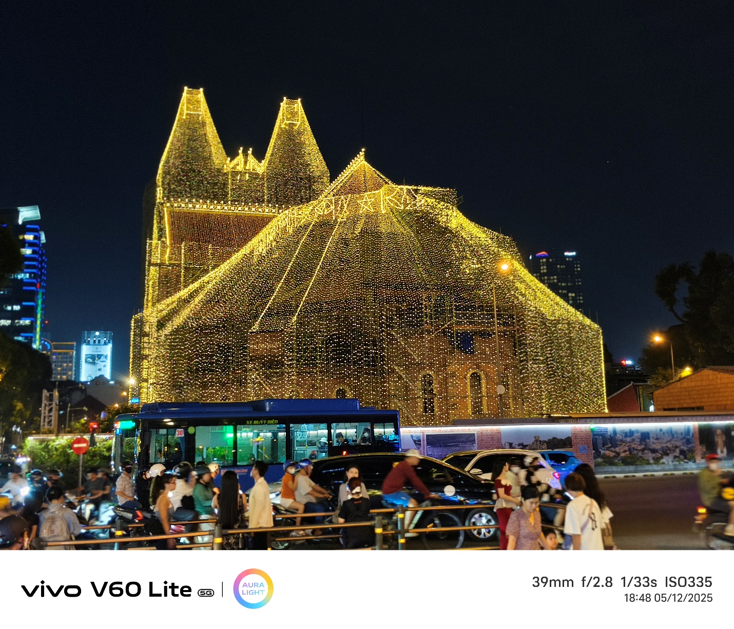 vivo V60 Lite: Ghi trọn không khí Giáng sinh qua từng khung hình- Ảnh 1.