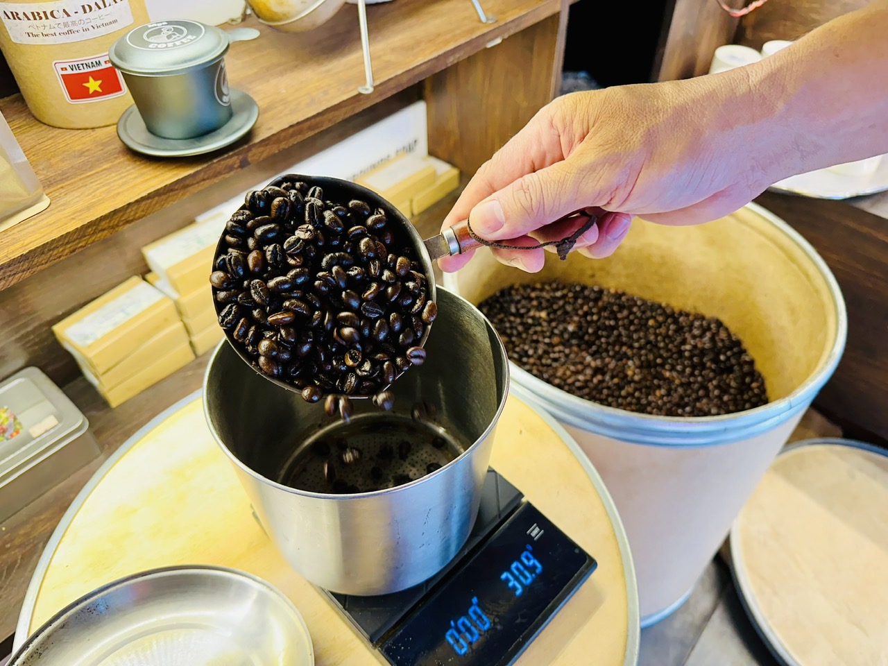 Giá cà phê lao dốc, người trong cuộc nói gì?- Ảnh 1.