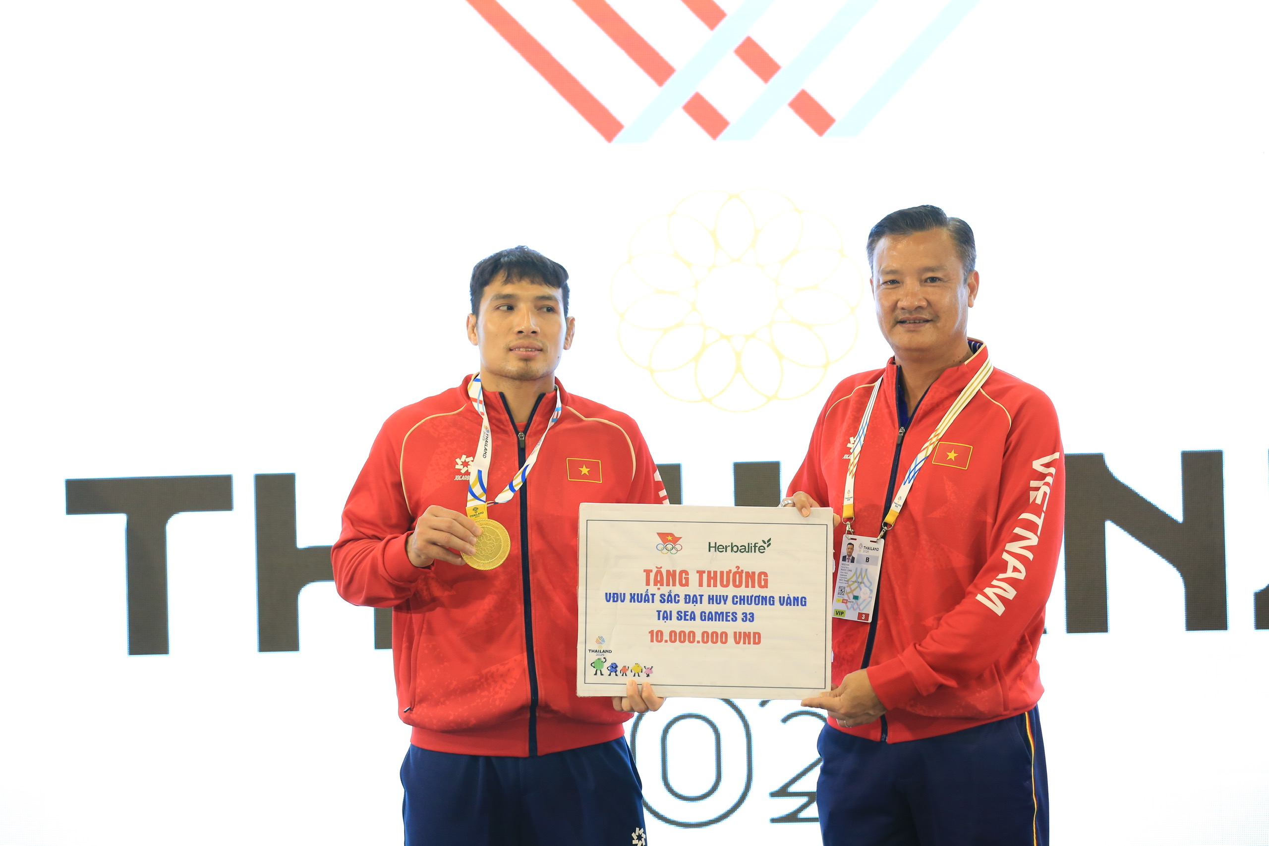 Cấn Tất Dự đi vào lịch sử SEA Games: Gia đình bày 50 mâm cỗ ăn mừng- Ảnh 1. Cấn Tất Dự đi vào lịch sử SEA Games: Gia đình bày 50 mâm cỗ ăn mừng- Ảnh 1.