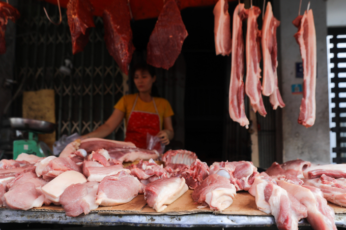 Người dân mua thịt heo ở khu chợ tại phường Phước Long (TP HCM). Ảnh: Quỳnh Trần