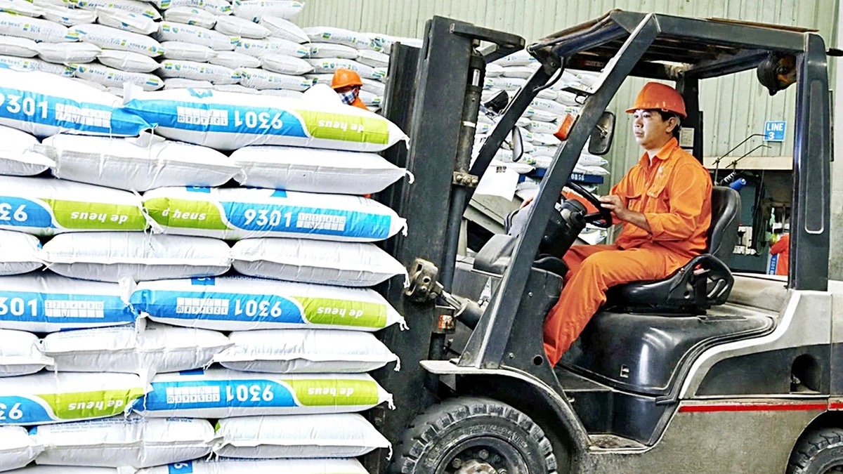 Giá nguyên liệu hạ nhiệt, vì sao thức ăn chăn nuôi vẫn 'đứng giá'? - Ảnh 1. thức ăn chăn nuôi - Ảnh 1.