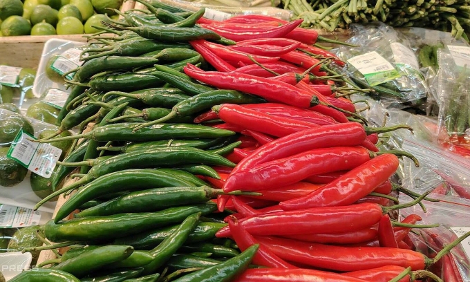 Ớt được bán tại siêu thị ở Hà Nội. Ảnh: Thủy Trương