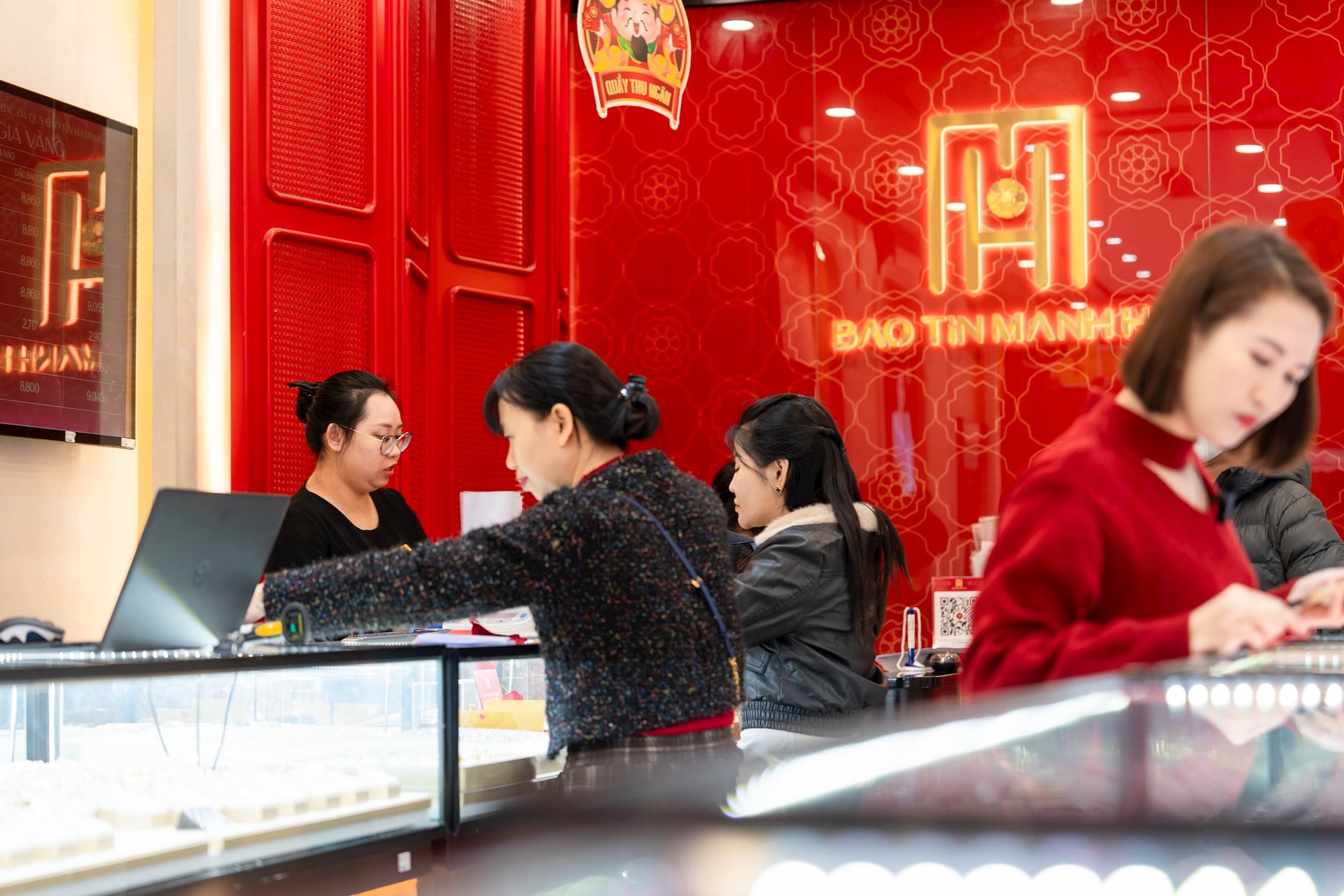 Giá vàng cao chót vót, chuyên gia dự báo tuần tới ra sao?- Ảnh 1.