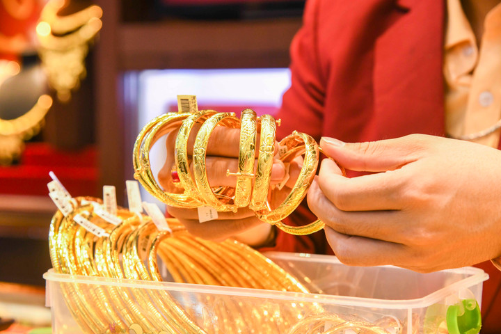 Giá vàng hôm nay 18/12: Tiếp tục tăng cao- Ảnh 1.