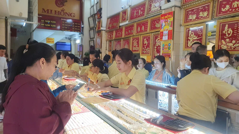 Giá vàng miếng SJC, vàng nhẫn 9999 tiếp tục xác lập kỷ lục mới